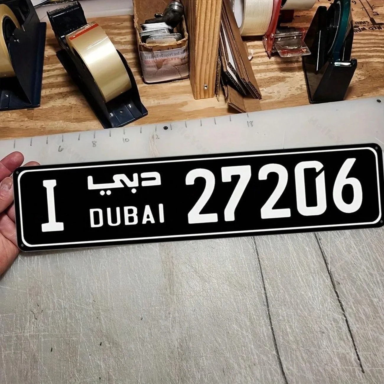 Car Accessories In Dubai - Гравированный алюминиевый уличный знак в стиле